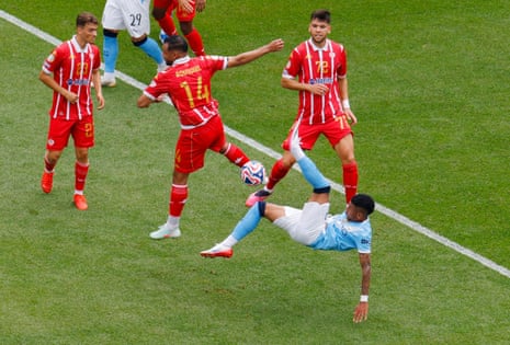 Savinho makes a mess of a bicycle kick.