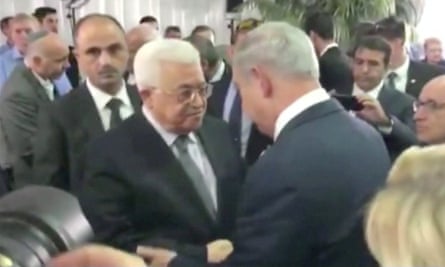Mahmoud Abbas and Benjamin Netanyahu shake hands