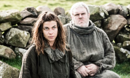 Tena dans le rôle d'Osha avec Kristian Nairn dans le rôle d'Hodor dans la troisième série de Game of Thrones.