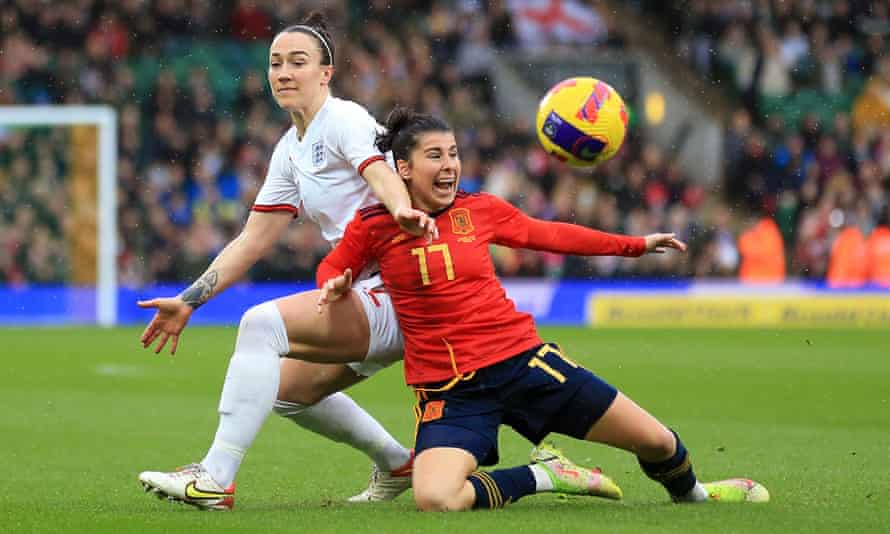 Lucy Bronze pelea por la posesión con Lucia García de España