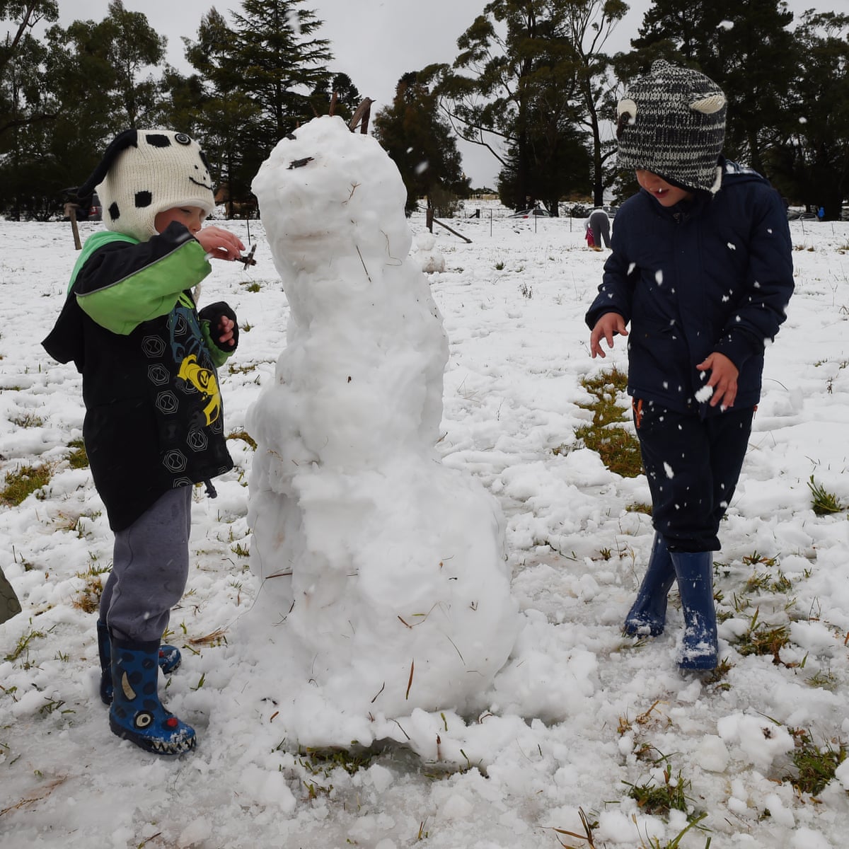 Rare Snow In Australia As Antarctic Chill Sweeps Eastern States Australia Weather The Guardian