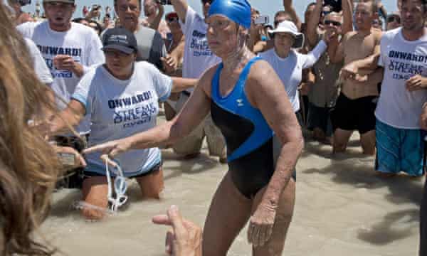 Diana Nyad émerge de l'eau après avoir terminé la nage de 110 miles entre Cuba et Key West, en Floride, le 2 septembre 2013.