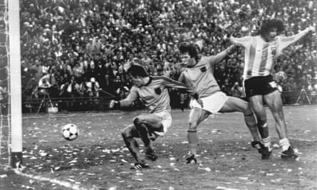 Mario Kempes célèbre après avoir marqué le deuxième but de l'Argentine contre les Pays-Bas, à Buenos Aires en 1978.
