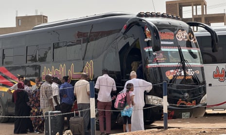 Los sudaneses abordan un autobús para huir de Jartum durante un alto el fuego de tres días entre el ejército y las paramilitares Fuerzas de Apoyo Rápido.