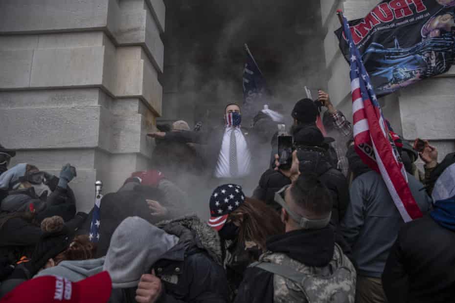 Los manifestantes asaltan el Capitolio