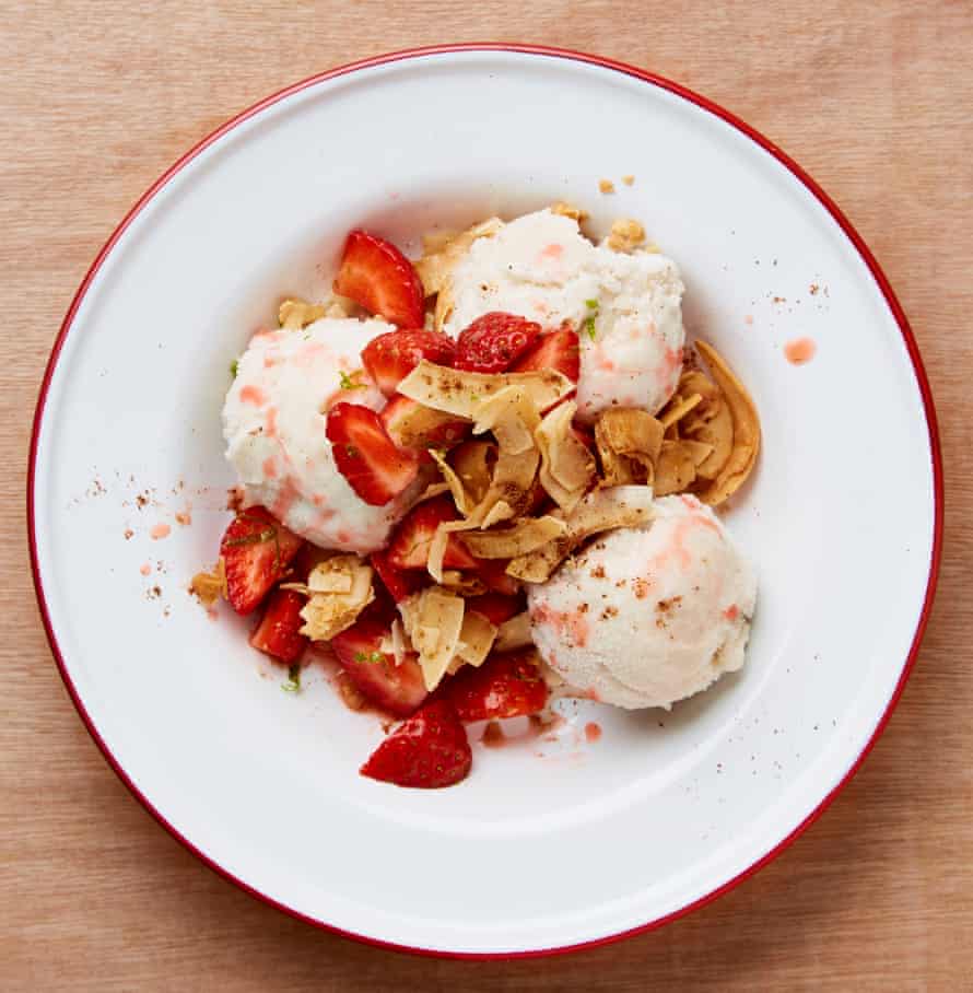 Coconut ice-cream with strawberries and crisp coconut