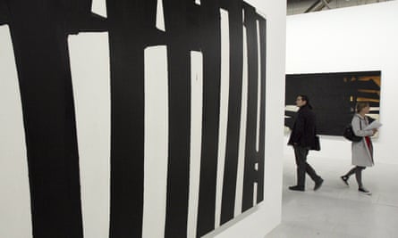 Visiteurs d'une exposition de l'œuvre de Pierre Soulages au Centre Pompidou à Paris, 2009.