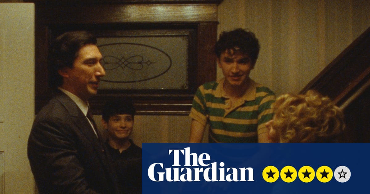 Ανασκόπηση Paper Tiger – Adam Driver και Scarlett Johansson ξανασμίγουν για το βαρύ έπος James Gray