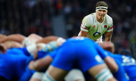 Owen Farrell regarde le match de l'Angleterre contre l'Italie