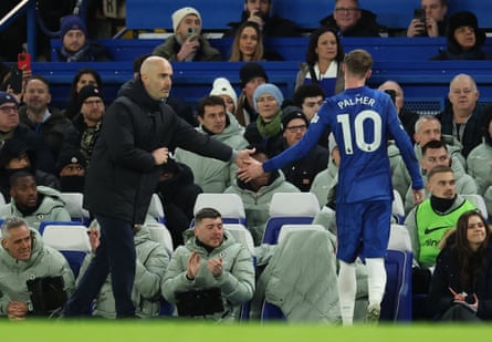 Cole Palmer shakes hands with Enzo Maresca after being substituted