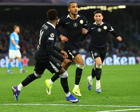 12 đội bị loại khỏi Champions League: Cú sốc Napoli 2 João Pedro's double dumps out Napoli as Chelsea make last 16 with late win | Champions League | The Guardian