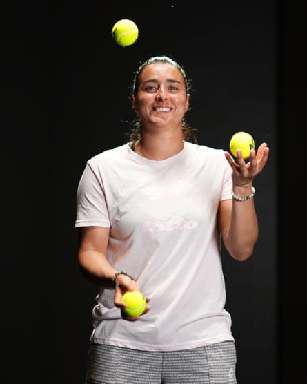 Tunisan Anas Jabeur nakrútil žonglovanie s tenisovými loptičkami pred Australian Open 2023 v Melbourne Parku.