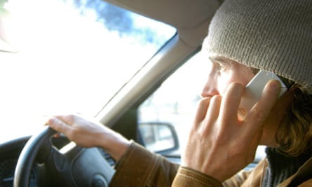 Usando el móvil al volante