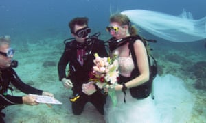 Sea Of Love Couple Gets Married Underwater In The Florida Sea Of Love Couple Gets Married Underwater In The Florida