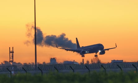Airbus angkatan udara yang membawa warga Jerman yang dievakuasi dari Sudan mendarat di Bandara Berlin Brandenburg di Schonefeld, Jerman, Senin, 24 April 2023.