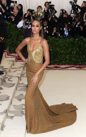 Joan Smalls wore all-American house Tommy Hilfiger for the occasion, paired with a gold crown
