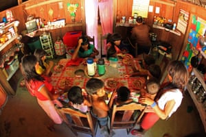 Araweté eating in a ribeirinho’s house.