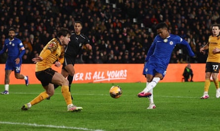 Estêvão slots in Chelsea’s third goal.