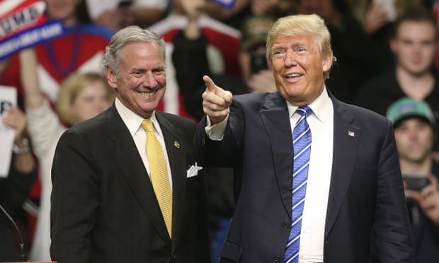 Henry McMaster and Donald Trump on 5 February 2016 in Florence, South Carolina.