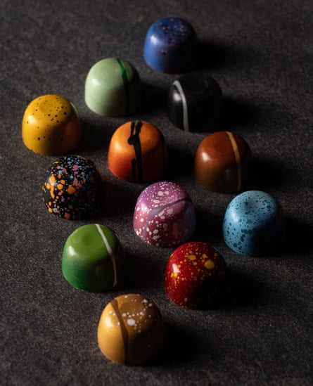 عکس مجموعه نمونهای Blue Table Chocolates