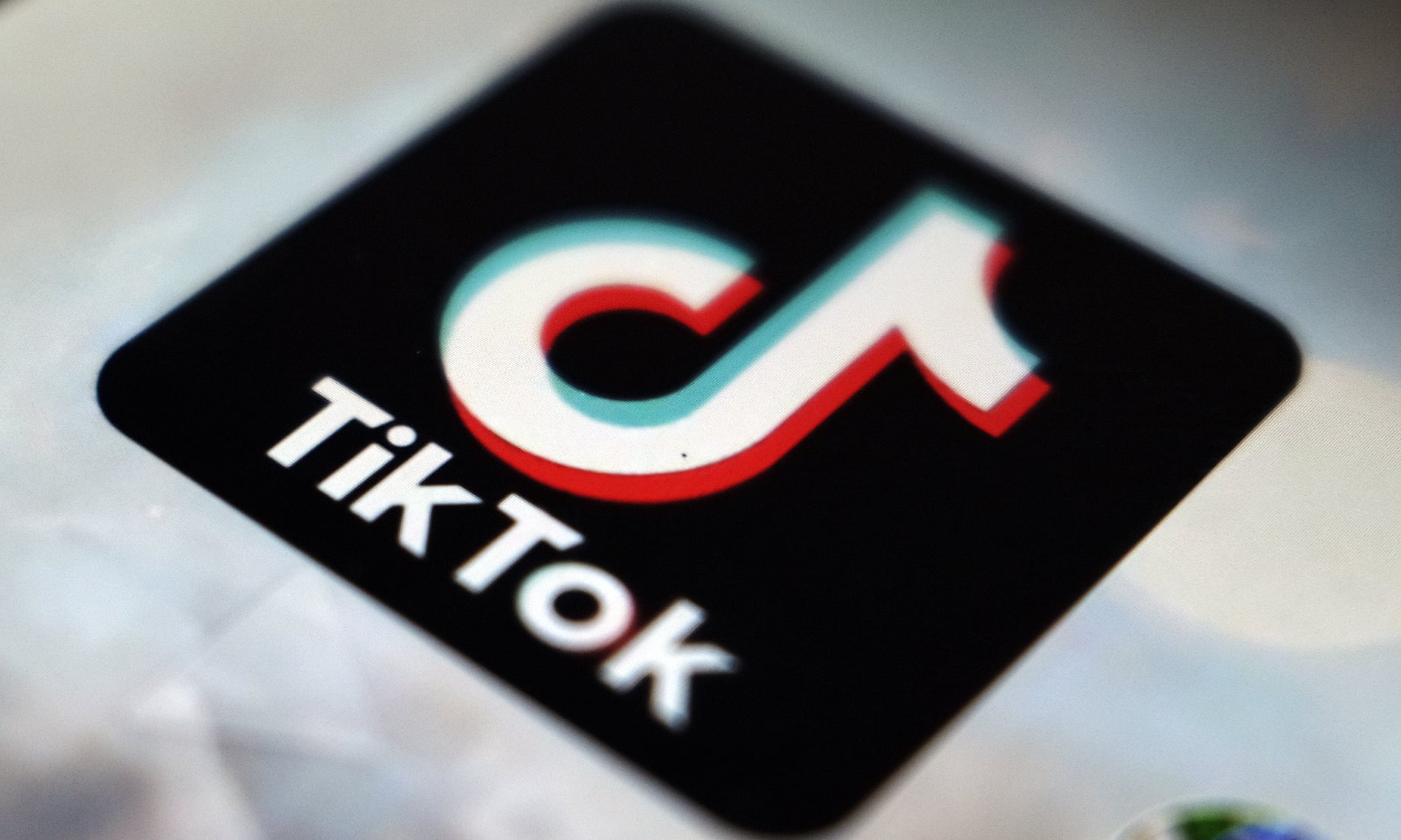 WHIPLASH, ANYONE? TikTok back — for now — thanks to 100% unreliable, unstable and dysfunctional U.S. ๐ฏ