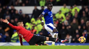 Manchester United’s Marcos Rojo challenges Everton’s Oumar Niasse.