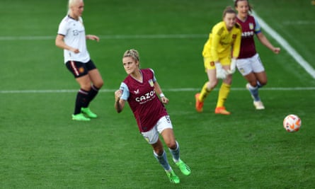 Rachel Daly d'Aston Villa célèbre après avoir marqué un but lors du match WSL contre Manchester United le 1er octobre 2022.