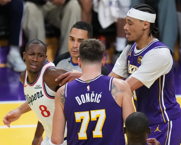 Donçić pagará la multa de su compañero tras la acalorada confrontación en la victoria de los Lakers sobre los Clippers Donçić pagará la multa de su compañero tras la acalorada confrontación en la victoria de los Lakers sobre los Clippers
