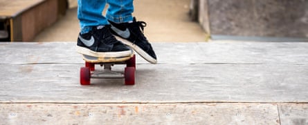 Quelqu'un sur une planche à roulettes