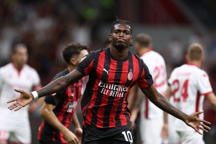 Rafael Leão celebrates aft scoring against Bari