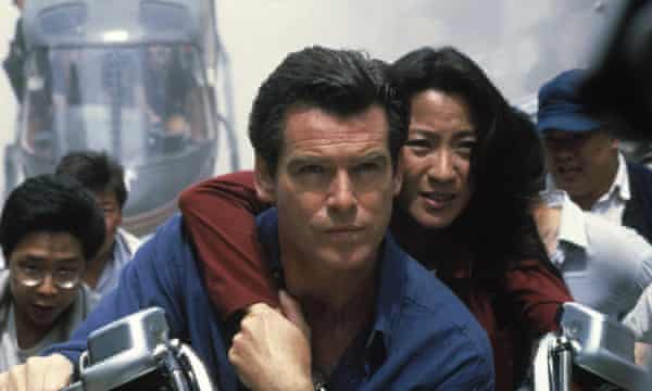 Pierce Brosnan e Michelle Yeoh in Tomorrow Never Dies.