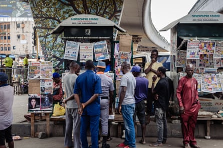 The Long Wave: Is Kemi Badenoch’s victory a win to Nigerians? People in the Ojuelegba district of Lagos browse the daily newspapers at a kiosk.