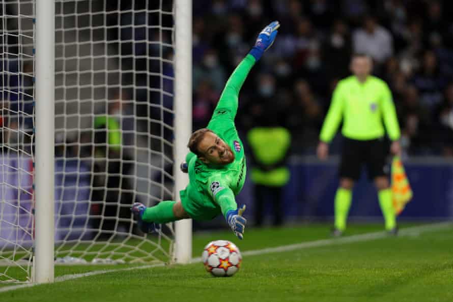 Jan Oblak dives to save a shot.