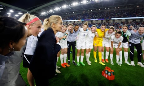 Wiegman speaks to her players at the quarter-final against Spain in Brighton last week.