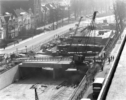 Construction work on the emptied canal in 1972.