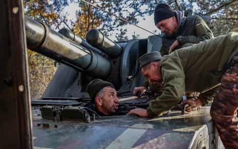 Ukrainian soldiers work on a self-propelled gun 2S3 in the Kherson region.