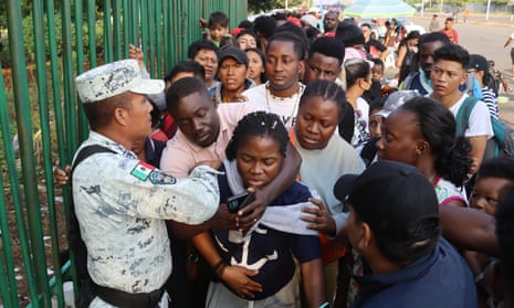 Urgency to leave the southern border of Mexico grows on the last day of Title 42.