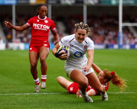 Claudia Moloney-MacDonald dives to score a try for England against Canada