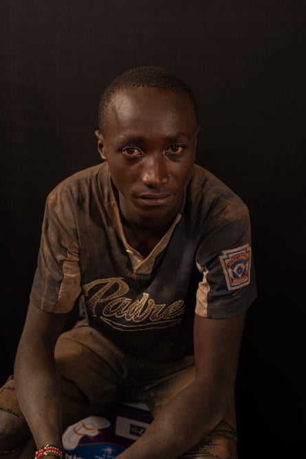 A vida na maior lixeira do Quénia: os trabalhadores invisíveis que separam o lixo do mundo