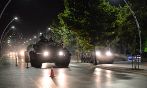 Los tanques del ejército turco se mueven en las principales calles de Ankara, en las primeras horas de la mañana del sábado.