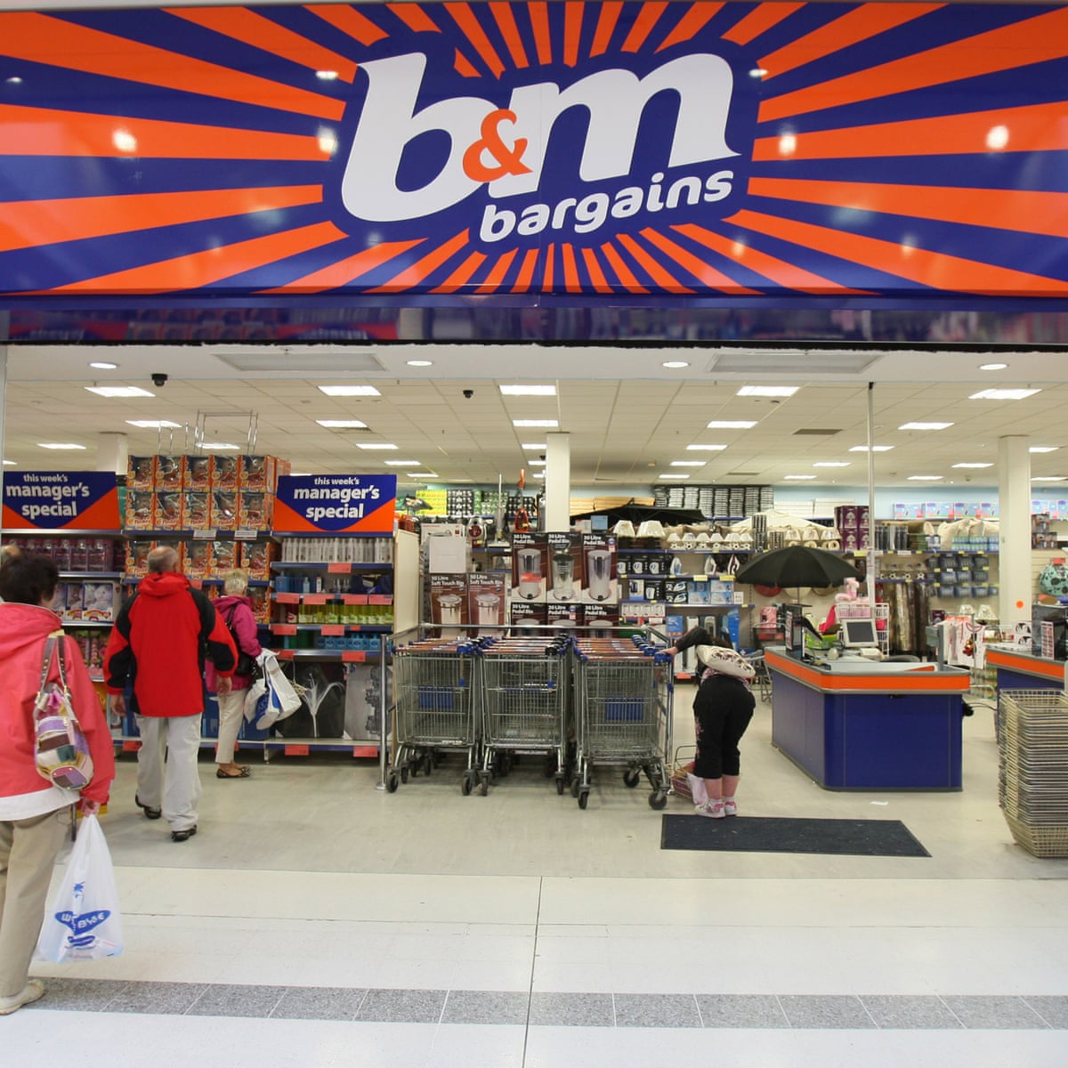 Backers Of Cut Price Chain B M Make 1bn Profit On Their Investment Retail Industry The Guardian