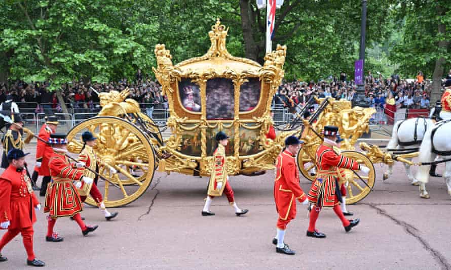 El entrenador de Gold Country, mostrando imágenes de la Reina de su coronación, recorre la competencia.
