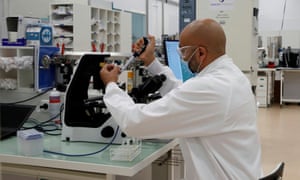 محقق بخش واکسن کارخانه تولید کننده داروی پاستور فرانسوی Sanofi در مارسیل اتیول ، نزدیک لیون ، فرانسه.