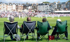 Los fanáticos ven a Yorkshire jugar a Surrey desde sus sillas plegables en Scarborough el verano pasado.