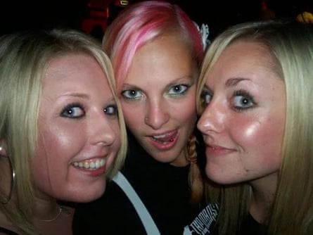 Hannah McCormack (middle) at Fatsurfer in 2005, with her friends Carly and Charlie.