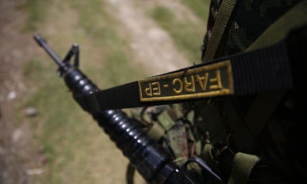 Close up of a machine gun with Farc-EP written on the shoulder strap