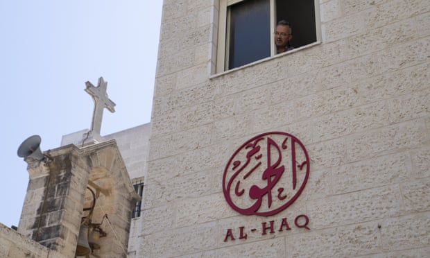 Batı Şeria'nın Ramallah kentindeki baskın düzenlendikten sonra bir adam Al-Haq ofisinin penceresinden dışarı bakıyor
