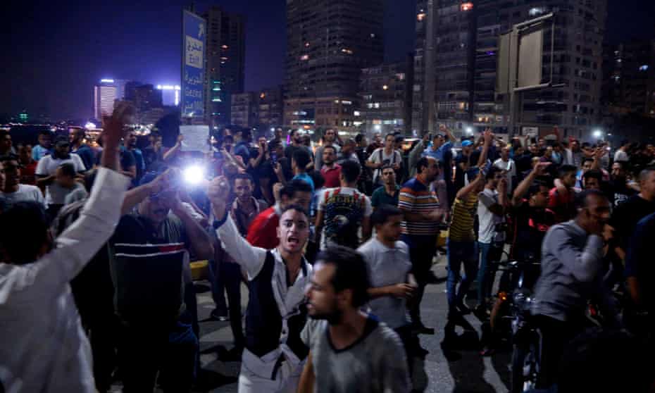 Los manifestantes piden la destitución del presidente Abdel Fatah al-Sisi durante una manifestación a lo largo del puente 6 de octubre en septiembre de 2019.