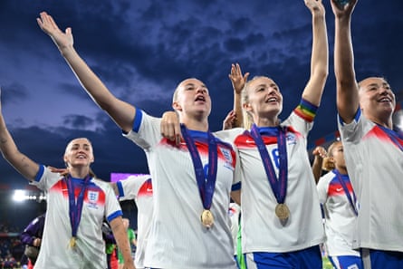 Beth Mead and her teammates celebrating England’s thrilling victory over Spain in the Euro 20205 final in July.