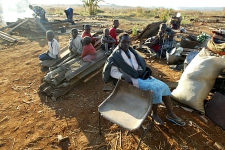 Bir aile, 2005 yılında hükümetin öncülüğünde kentsel gecekondu mahallelerini temizlemek için yürütülen bir kampanyanın ardından Hatcliff, Harare'deki mülklerinin arazisinde oturuyor.